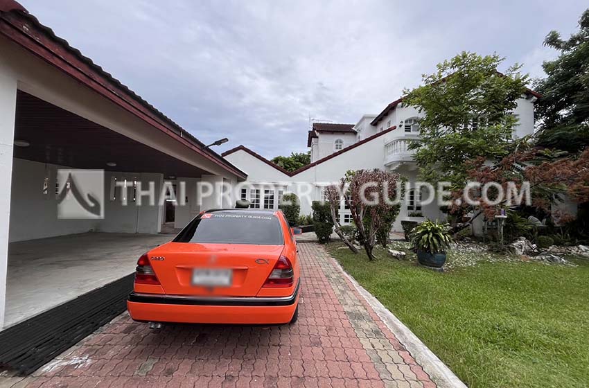 House with Shared Pool in Srinakarin 